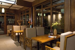 Coffee shop - Shangri-La Moon Tibetan Boutique Hotel (Deqin)