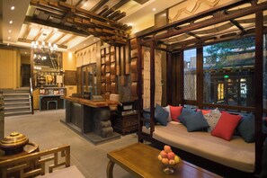 Lobby sitting area - Shangri-La Moon Tibetan Boutique Hotel (Shangri-La)