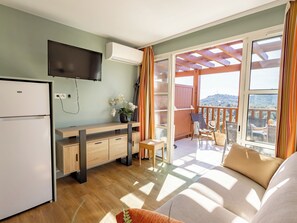 TV - Village Cap Estérel - L'Esquinade by Interhome (Agay Village Cap Esterel)