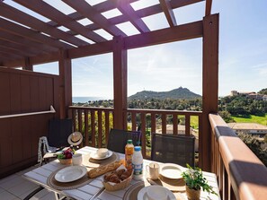 Outdoor dining - Village Cap Estérel - L'Esquinade by Interhome (Agay Village Cap Esterel)