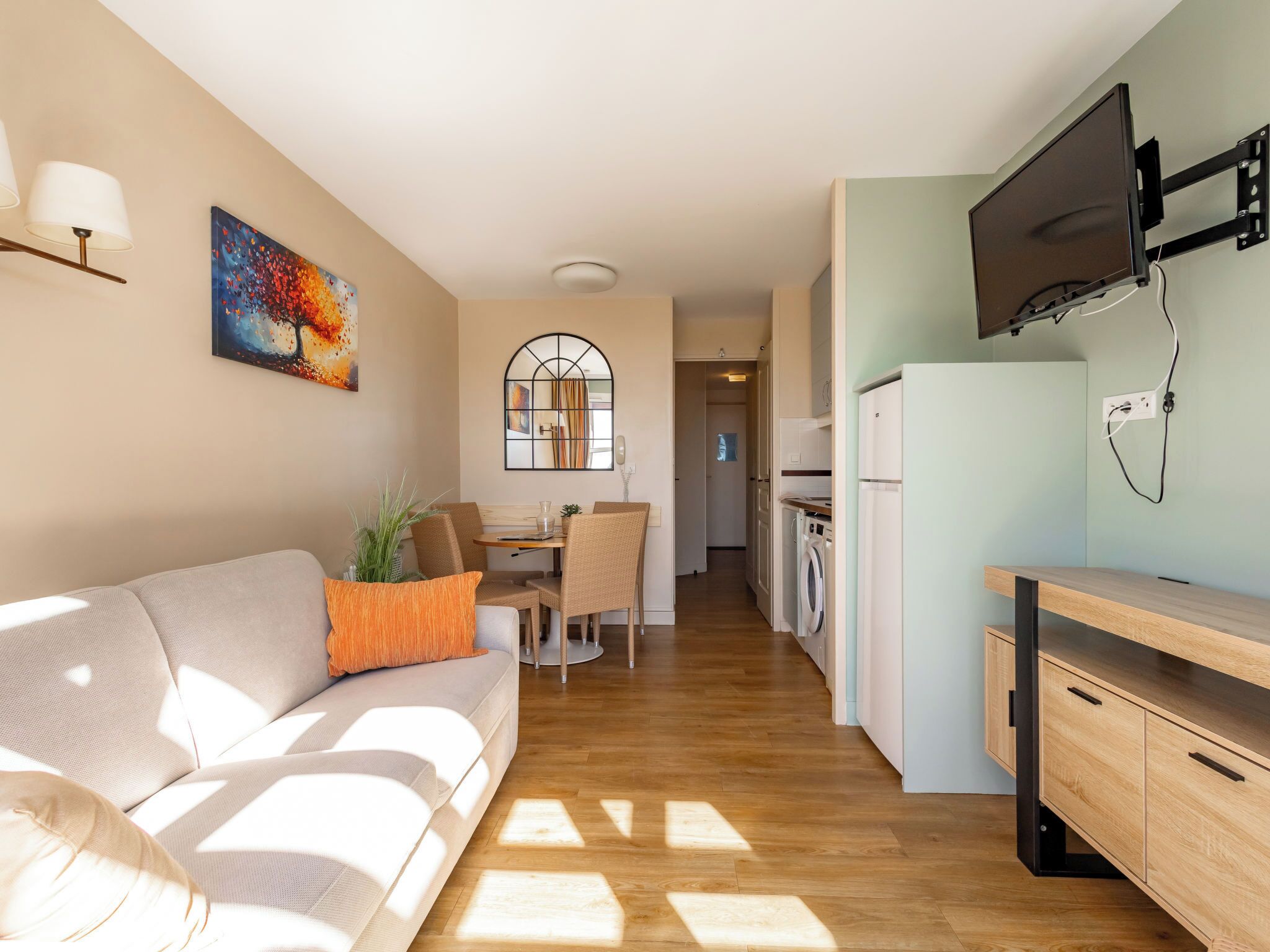 Un appartement moderne comprenant un salon, un coin repas, une cuisine et une buanderie.