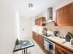 Refrigerador, lavavajillas y utensilios de cocina 