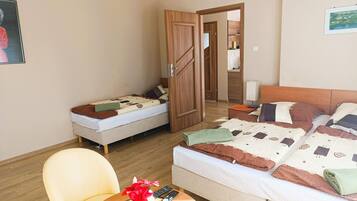Classic-Apartment, 2 Schlafzimmer | 4 Schlafzimmer, individuell eingerichtet, Bettwäsche