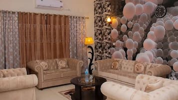 Double Room, Balcony, City View | Living area