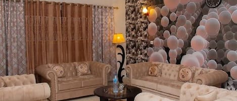 Double Room, Balcony, City View | Living area