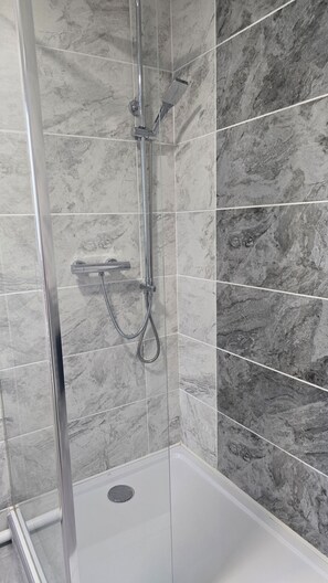 Douche, sèche-cheveux, serviettes fournies, savon