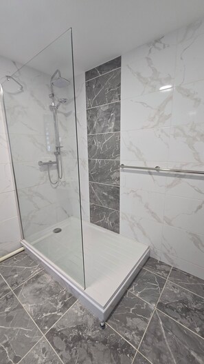 Shower, hair dryer, towels, soap - Menai View Apartment (Y Felinheli)