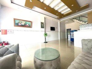 Estudio clásico, balcón, vistas a la ciudad | Vestíbulo