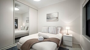 3 bedrooms, free WiFi, bed sheets - Summer Wind - Steps to Kendalls Beach (Kiama)