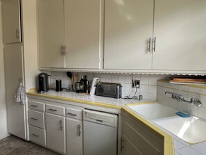 Private kitchen - Beautiful and well designed 1 bedroom apartment in West LA/Santa Monica (Los Angeles)