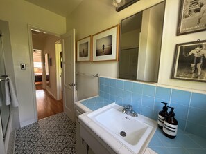 Bathroom - Beautiful and well designed 1 bedroom apartment in West LA/Santa Monica (Los Angeles)