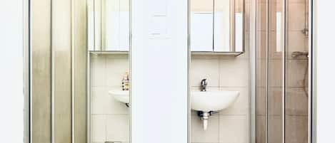 Appartement de base | Salle de bain | Douche, articles de toilette (gratuits), séchoir à cheveux