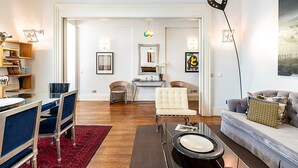 Una sala de estar moderna con comedor, un sofá, una silla y una mesa de centro.