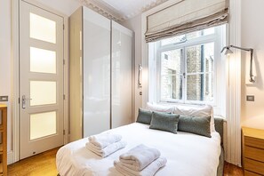 2 bedrooms, desk, iron/ironing board, Internet - Boutique Kensington Retreat Near Museums (London)