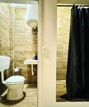 Basic Apartment | Bathroom | Shower, free toiletries, hair dryer, towels - Modern Studio for 3 Near FAC Platz (Vienna)