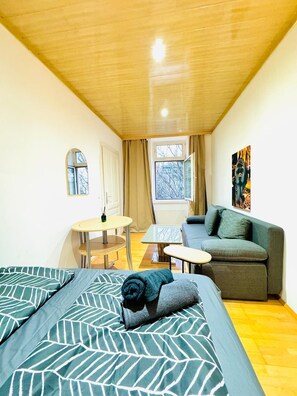 Basic Apartment - 4BR Stay for up to 12 Near to FAC Platz (Vienna)