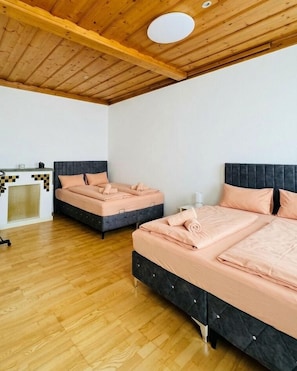 Iron/ironing board (on request), free WiFi, bed sheets - 4BR Stay for up to 12 Near to FAC Platz (Wien)