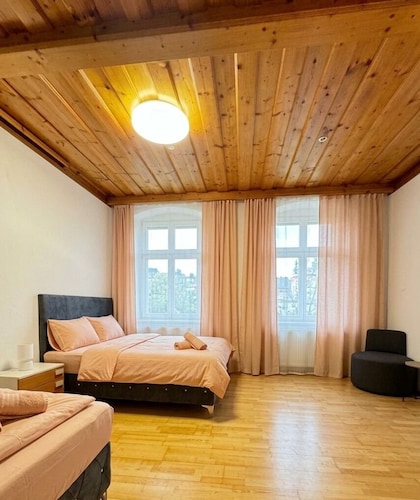 4BR Stay for up to 12 Near to FAC Platz