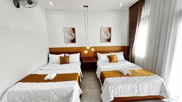 Eenvoudige studio, balkon, uitzicht op stad