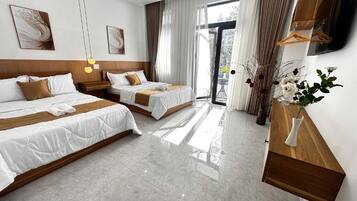 Eenvoudige studio, balkon, uitzicht op stad