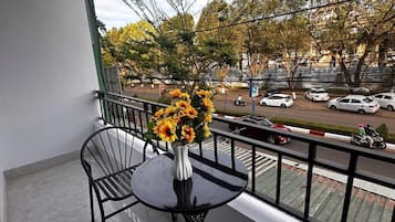 Basic Studio, Balcony, City View | Outdoor dining