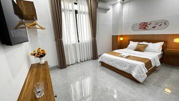 Eenvoudige studio, balkon, uitzicht op stad