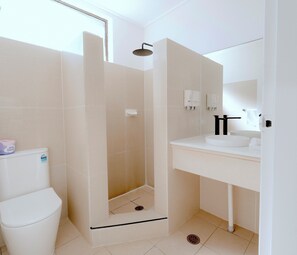 Shower, hair dryer, towels, soap - Canberra Park Motel (Watson)