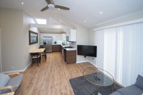 2 Bed / 2 Bath & Central AC Apartment+Sports TV ..