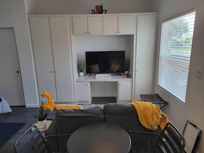 Cozy studio ADU in lovely Los Angeles with refreshing AC near SoFi Stadium