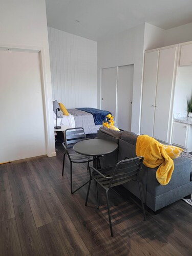 Cozy studio ADU in lovely Los Angeles with refreshing AC near SoFi Stadium