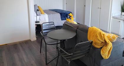 Cozy studio ADU in lovely Los Angeles with refreshing AC near SoFi Stadium