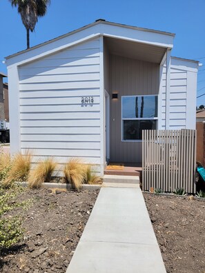 Unclassified image, 2 of 9, button - Cozy studio ADU in lovely Los Angeles with refreshing AC near SoFi Stadium (Los Angeles)