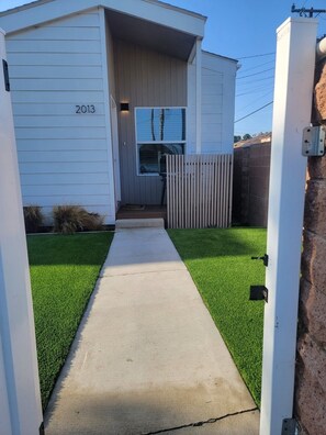 Property grounds - Cozy studio ADU in lovely Los Angeles with refreshing AC near SoFi Stadium (Los Angeles)