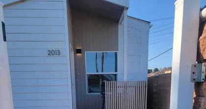 Cozy studio ADU in lovely Los Angeles with refreshing AC near SoFi Stadium