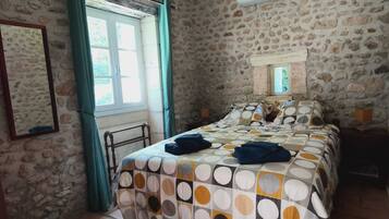 Tabla de planchar con plancha, wifi gratis y ropa de cama