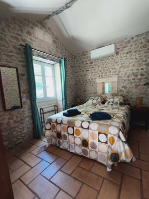 Tabla de planchar con plancha, wifi gratis y ropa de cama 