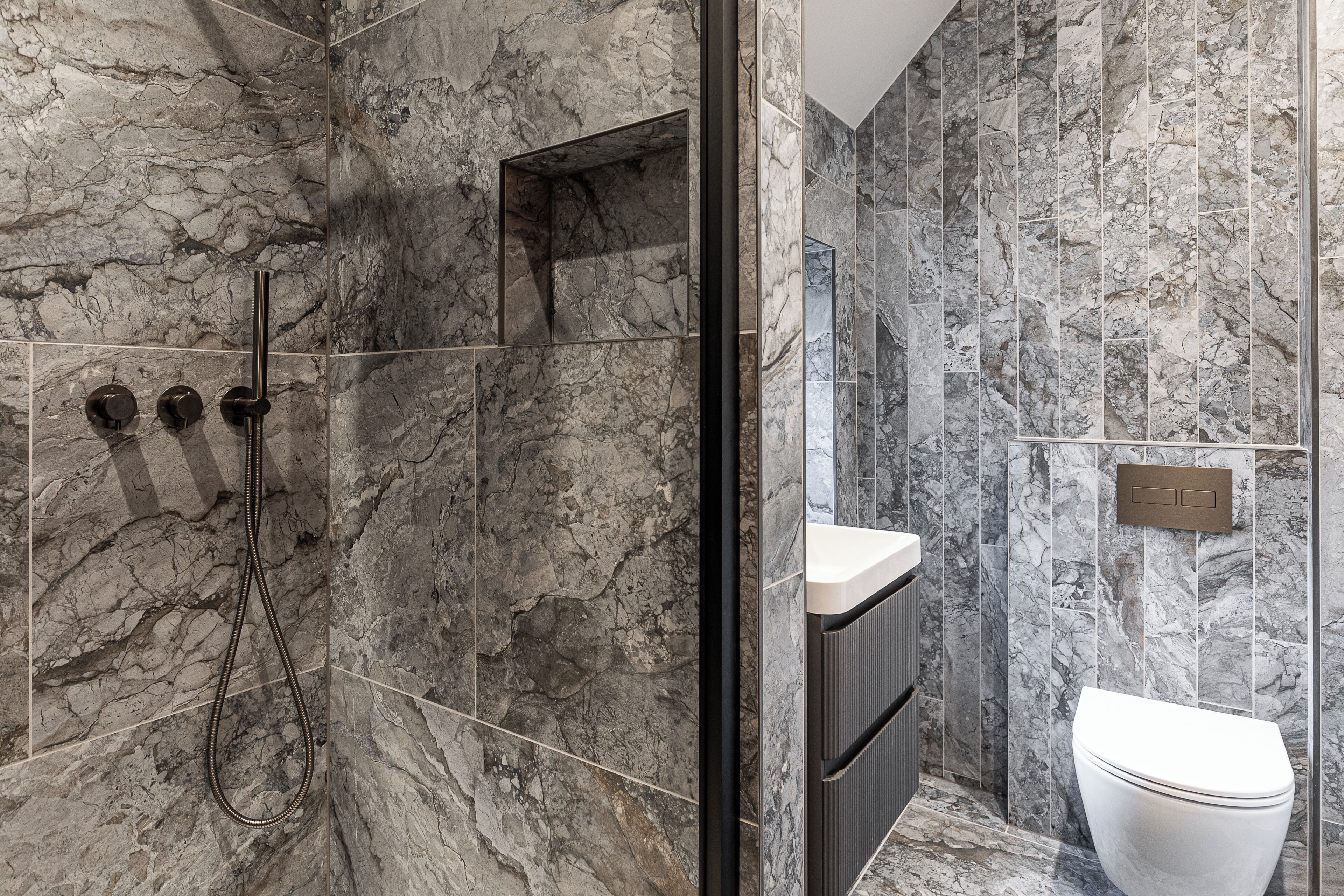 Douche, sèche-cheveux, bidet, serviettes fournies