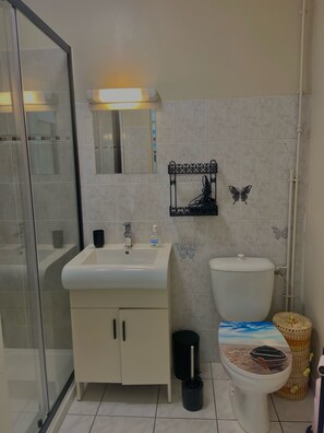 Shower, hair dryer, towels, soap - Accommodation Sea & Ocean (Lesparre-Médoc)