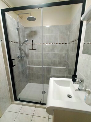 Shower, hair dryer, towels, soap - Accommodation Sea & Ocean (Lesparre-Médoc)