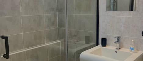 Douche, séchoir à cheveux, serviettes fournies, savon