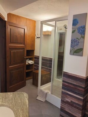 Shower, hair dryer, bidet, soap - Wonderful apartment with garden and view of Mont Blanc (Courmayeur)