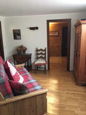 TV - Wonderful apartment with garden and view of Mont Blanc (Courmayeur)