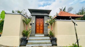 Villa, vistas a la piscina | Detalle del exterior