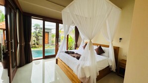 A bedroom with a canopy bed, a view of a swimming pool, and a door leading to a balcony. - Villa Uma Asri (Ubud)