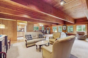 TV, fireplace - Cozy home with full kitchen, large backyard & great location (Union)
