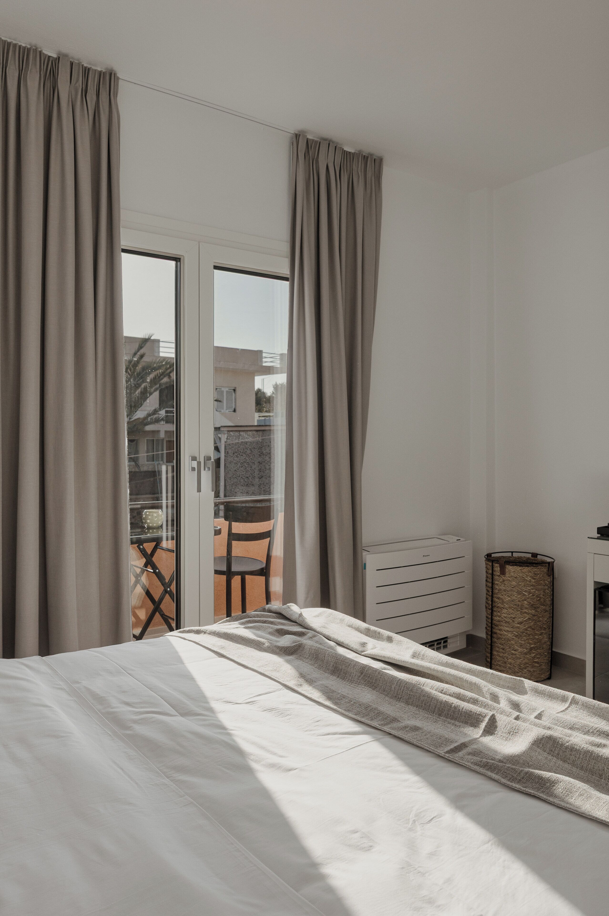 Habitación clásica, balcón, vista a la ciudad | Caja de seguridad en la habitación y tabla de planchar con plancha 