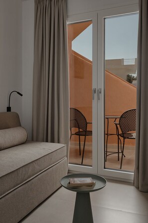 Familien-Suite, Balkon, eingeschränkter Meerblick | Wohnbereich