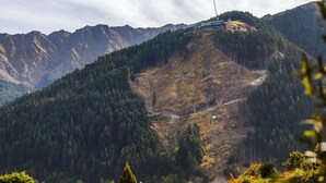A mountainous landscape with a construction site on a hilltop. - Queenstown Hill House - Studio Only. Lakeview Room, with a prime location and kitchen. (Queenstown)