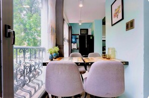 Basic-Studio, Balkon | Speisen