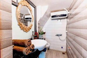 Basic-Studio, Balkon | Badezimmer